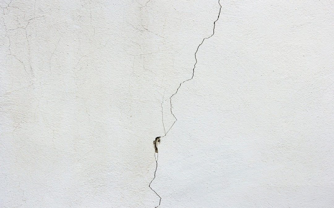 cracks in walls are signs of structural damage